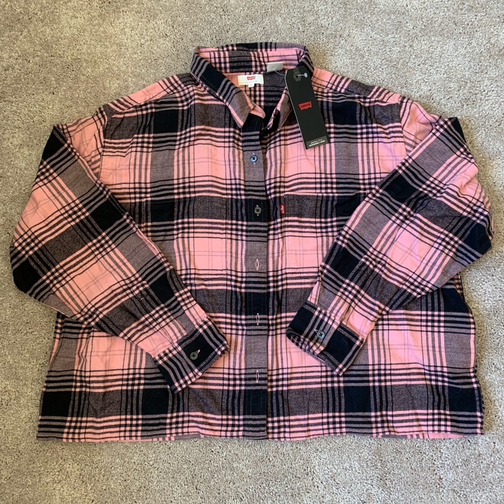 Woman’s Levis Plaid shirt